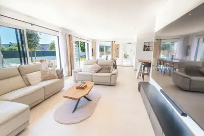 Image de Luxe - Villa, Piscine, jacuzzi, billard par Groom*
