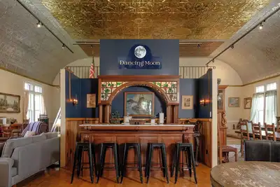 Image de The Dancing Moon Loft and Event Space - Sleeps 12