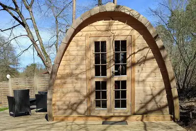 Image de Mini hotel by the lake in the Mecklenburg Lake District, sleeping barrel
