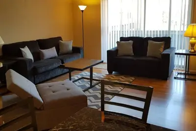 Image de Top floor, Large, roomy apartment with Master Br, walk-in closet and another bedroom with full bath
