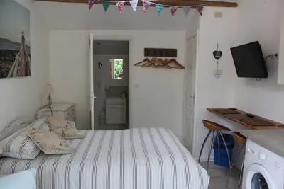 Image de Studio au calme à 2 minutes de toutes commodités, accès a piscine
