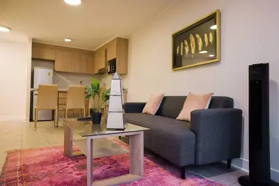 Image de Central 1br Gem Walk to Metro & More!