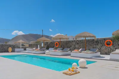 Image de Golden Sunrise Suites - Santorini Pool Bliss Suite
