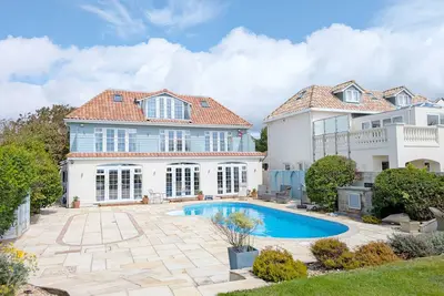 Image de The Dunes - Swimming Pool -  a town house that sleeps 12 guests  in 6 bedrooms