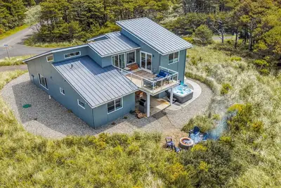 Image de New! 1 minute to beach-Ocean Views-Hot Tub-Waffles for Breakfast