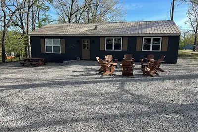 Image de Secluded Waterfront Getaway - Huge Game Room, Fire Pit, 2. 5 Br + 5 bed Bunk Room