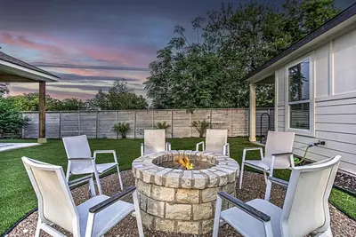 Image de 6bd Retreat for 14 with Fire Pit, Patio & Lake Access