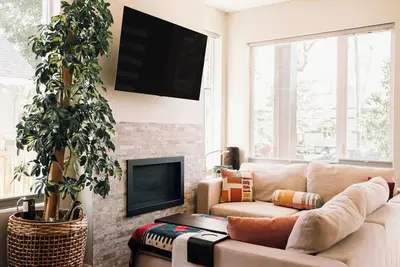 Image de Modern Comfort w Mountain Views | Pet-Friendly 30+