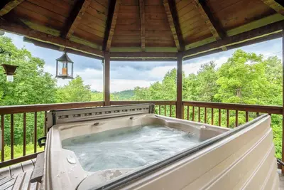 Image de *Gorgeous 3bd Cabin Near Town! Hot Tub + Games! *