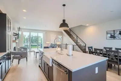 Walk to Olde Town from Stylish Stay