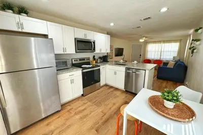 Image de New Gorgeous Sunshine-Up 6 Guests-Private Backyard