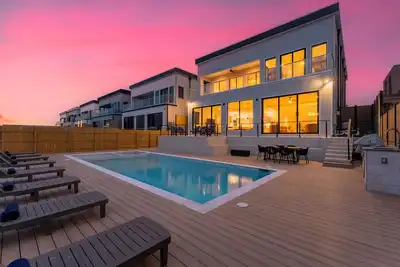 Image de New Luxury 4, 000 Sf Waterfront Home w/Pool, Sleeps 22