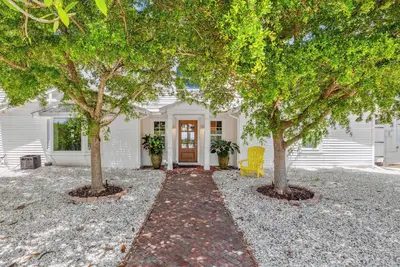 Image de Experience luxury at Beachfront a spacious 5-bedroom, 3-bathroom home in Boca Grande.