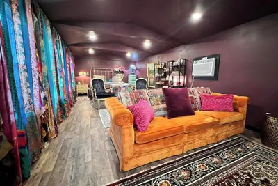 Image de Guest House \"Groovy\" Private Hot Tub On Deck, Wifi, Roku.