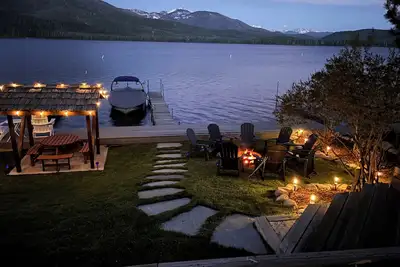 Image de An All-Season Lakefront Getaway w/ Cabin Charm & Modern Comfort