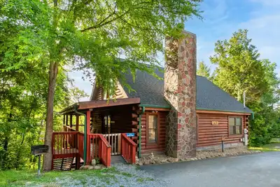 Image de Mountaintop RnR | Hot Tub, Roku TVs & Fireplace!