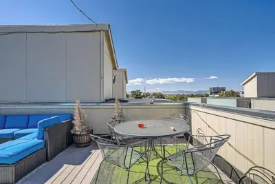 Image de Skyline Serenity: 3 Bdr with Rooftop Patio