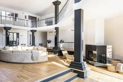 Image de Stunning 6, 000 sq ft home on 1. 28 private acres in Hamptons Bays, with pool.