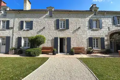 Image de Villa de charme, rénovée avec goût, alliant vieilles pierres et confort de luxe