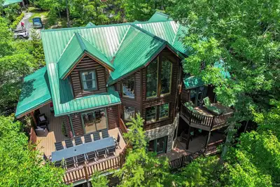 Image de 15+ Luxury log cabin w/ Hot Tub & Pool in Sevierville, minutes from Pigeon Forge