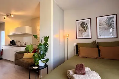 Image de Cosy, stylish fully private studio with backyard - free parking