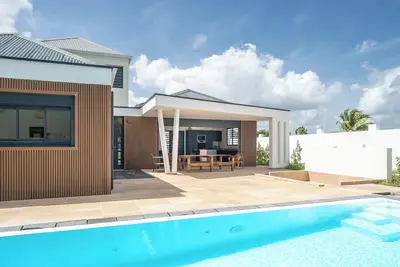 Image de Villa Kassav beau jardin espace apéro et piscine miroir proche des plages