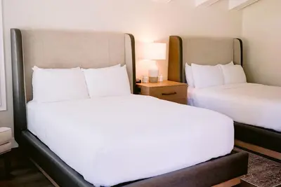 Image de 3 Modern units w/Hot spring access, Outdoor pool & Sports facilities!