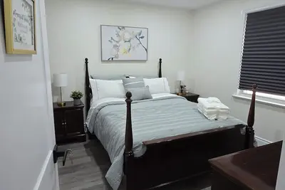 Image de Tranquil Haven Queen Room by the Lakeshore, Shopping, Highway and Transportation