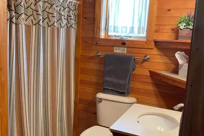 Image de Charming Rustic Cottage in the Heart of Laurel Highlands, Pa<br><br>Escape to this cozy, rustic retreat nestled in the stunning Laurel Highlands of Pennsylvania & Deer Creek Winery, where nature meets comfort & taste. Perfect for a weekend getaway or