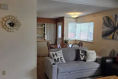 Image de Spacious 5-bedroom house that sleeps 16+ in charming Fairbanks with WiFi