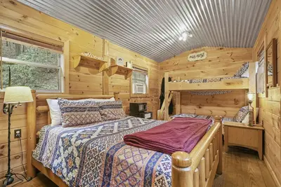 Image de Cozy Trail's End tiny house style cabin at Mulberry Gap with Ac, WiFi