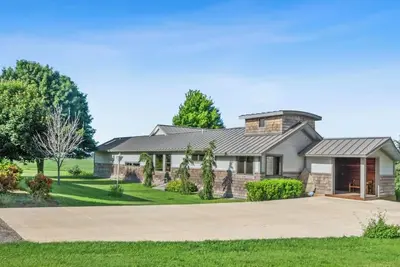 Image de 4 Acres Retreat at Lake Geneva. Modern and Spacious - 5 Minutes to the Beach!