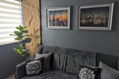 Image de Nyc Vibes! 1-Br Condo in Bgc with Pool, Ac, Hi-Speed WiFi, Netflix! Sleeps 2-3