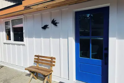 Image de Beautifully updated cottage steps from the lake.