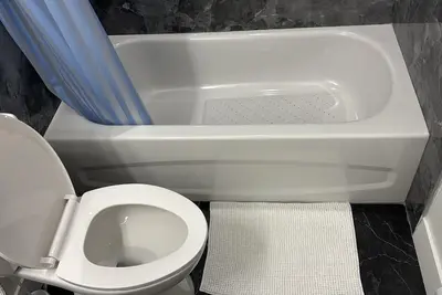 Image de Cozy 3bedroom brand new furnished basement unit with free street parking spaces