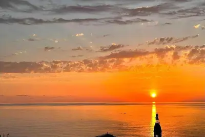 Image de Close to the sea, on the main street, relax and enjoy amazing summer adventures