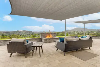 Image de 2 Mi to Lake Poway: Mtn-View Escape w/ Patio!