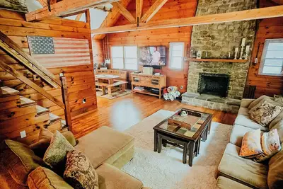 Image de Cozy Mountain Cabin! Bring Your Pup, Charge Your Car, Cruise the Cart!