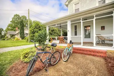 Image de Great Family House, Big Modern Kitchen, First floor master suite