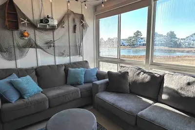 Image de Lakeview Luxe 2br Townhouse- Movie Nights, Popcorn Dreams & Ocean City Vibes