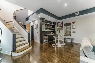 Image de Beautiful duplex in the heart of bucktown.