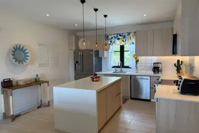 Image de Oceanview Apt, 3br/2ba in The Catalinas, 5 min walk to the beach, free parking