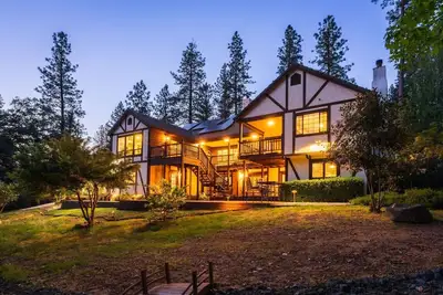 Image de Gated Tudor-Style Estate  Enormous Chef's Kitchen  Hot Tub  Lush Landscaping