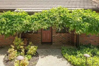 Image de Brand New 1, 000 sq' Guesthouse on Gorgeous Gated Estate! Hot Tub Chef's Kitchen