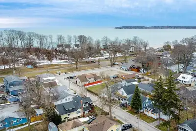 Image de Steps to Crystal beach|Beach Passes|Fire pit|Hot tub|4 Cruiser bikes