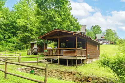 Image de Walden Lodge Cabin 1 | Hot Tub, Pool + Fishing