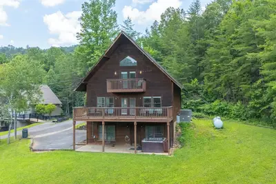 Image de Walden Lodge Cabin 6 | Hot Tub + Spacious