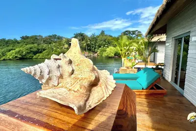 Image de Ocean Breeze Over Water Bungalow, 1 Bedroom, 1 Kingbed, 1 Living Room, 1 Kitchen
