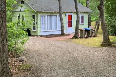 Image de Lake Huron access wooded 2-bedroom cottage with WiFi in charming Oscoda