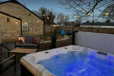 Image de Charming house, sleeps plenty with Hot Tub and large backyard and fire pit
